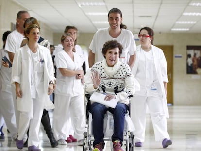 La auxiliar Teresa Romero, tras recibir el alta médica, en el Hospital Carlos III.