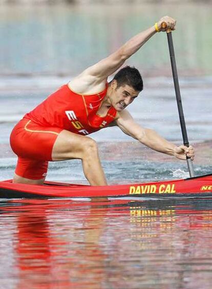 David Cal da paladas durante la final de C-1 500 metros.