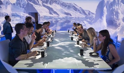 El restaurante Sublimotion, propiedad de Paco Roncero, se viste de Polo Norte para que sus comensales degusten su Iceberg de Gazpacho con espuma de tomate blanca.