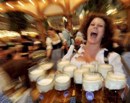 Una camarera sostiene once jarras de cerveza durante la Oktoberfest de Múnich, la más popular y tradicional fiesta cervecera del mundo, en Alemania. EFE/Archivo