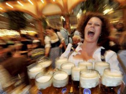 Una camarera sostiene once jarras de cerveza durante la Oktoberfest de Múnich, la más popular y tradicional fiesta cervecera del mundo, en Alemania. EFE/Archivo