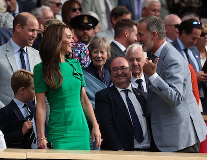 Durante la cita, se vieron gestos de complicidad entre los príncipes de Gales y el rey Felipe VI. El monarca español se acercó hasta ellos, situados a solo unos asientos de distancia, donde tuvieron un encuentro cercano en el que no faltaron las risas. También tuvo una breve conversación con los pequeños de la familia, Jorge y Carlota. 