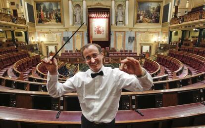 Alfonso Alonso, ensayando la dirección de sus huestes, aun en ausencia de éstas.