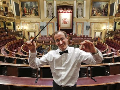 Alfonso Alonso, ensayando la direcci&oacute;n de sus huestes, aun en ausencia de &eacute;stas.