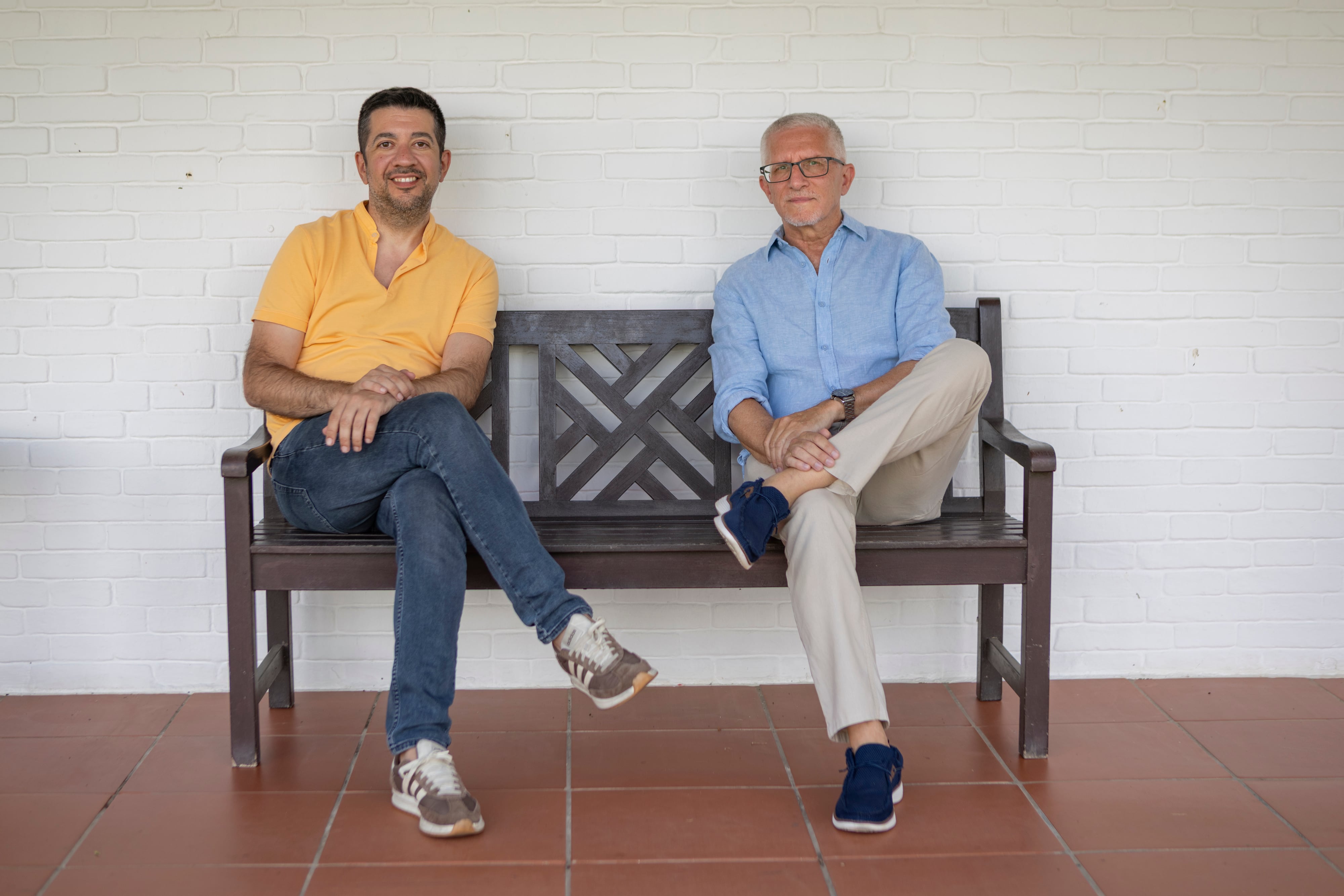 El compositor, Iván Macías, y el escritor y dramaturgo, Félix Amador, en el parador de Mazagón (Huelva).
