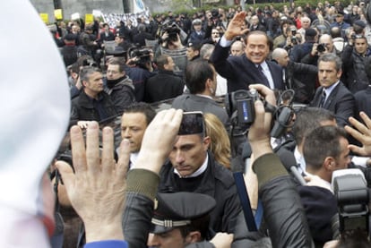 El primer ministro Berlusconi abandona el Palacio de Justicia de Milán tras su comparecencia.