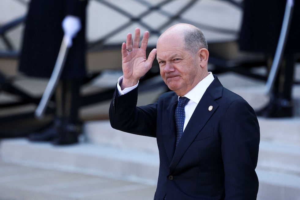 El canciller alemán, Olaf Scholz, abandona el Palacio del Eliseo tras la cumbre celebrada este jueves en París.