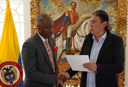 Gustavo Bolívar saluda al notario de la notaría 36, este lunes.