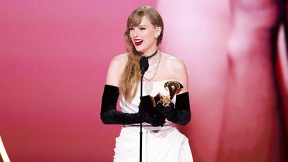 Taylor Swift en los premios Grammy, recoge el galardón a mejor álbum pop y anuncia el lanzamiento de 'The Tortured Poets Department', en Los Ángeles, California, el 4 de febrero de 2024.