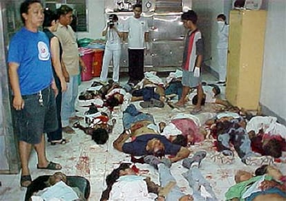 Los cadáveres de varias personas muertas en el atentado yacen en el suelo del depósito de Davao.