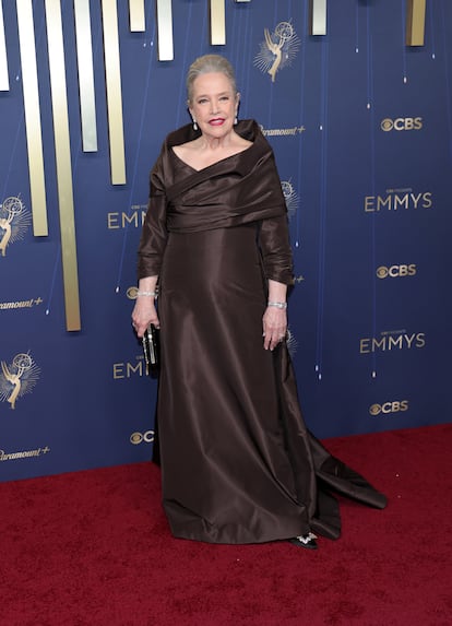 La veterana actriz Kathy Bates, con un vestido marrón chocolate, uno de los colores de la temporada. Se trata de un vestido de Vera Wang hecho a medida.