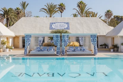 Parte de la decoración de Dolce & Gabbana en la piscina del beach club La Câbane, en Marbella, en una imagen cedida por Grupo Mosh.