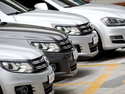 Una fila de coches de la marca Volkswagen.