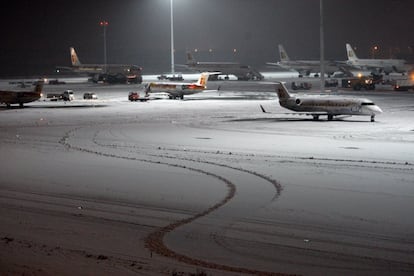 Varios aviones de Iberia en una pista del aeropuerto de Madrid cubierta por la nieve que dejó el temporal que afectó a toda la región el 10 de enero de 2010.