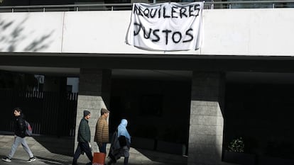 Una pancarta a favor de alquileres más asequibles en una finca de la Diagonal, en Barcelona.