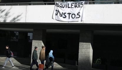 Una pancarta a favor de alquileres más asequibles en una finca de la Diagonal, en Barcelona.