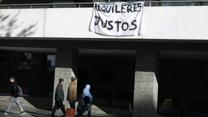 Una pancarta a favor de alquileres más asequibles en una finca de la Diagonal, en Barcelona.