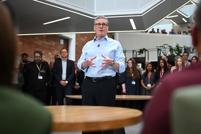 El primer ministro británico, Keir Starmer, durante su visita a un centro sanitario en Kingston upon Hull, el viernes.