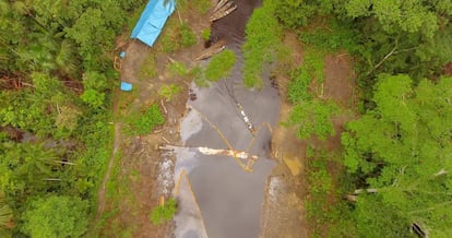 La zona del derrame de petróleo en la comunidad de San Pedro, y el campamento de la empresa contratada para limpiar la zona.