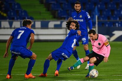 Lionel Messi trata de irse de Marc Cucurella durante el partido de fútbol de la Liga española entre Getafe y el Barça en el estadio Coliseum Alfonso Pérez de Getafe, en Madrid.