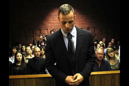 Pretoria, Sudáfrica, 22 de febrero de 2013. El atleta sudáfricano Oscar Pistorius, amputado de las dos piernas, ante la corte de Pretoria tras ser acusado de asesinar de cuatro disparos a su novia Reeva Steenkamp con un arma de fuego de su propiedad y de golpearle repetidamente la cabeza con un stick de cricket. Según algunos medios, el atleta habría confundido a la mujer con un ladrón y le habría disparado cuatro veces por error a través de la puerta del baño de su domicilio, una versión no confirmada por la policía. En la audiencia del día 22, Pistorius fue liberado bajo libertad condicional tras pagar una fianza de 113,000 dólares, sentencia dictada por considerar que la policía carecía de pruebas suficientes. También se le ordenó entregar su pasaporte y presentarse antela policía cada lunes y viernes. Esas sanciones fueron rebajadas unos meses después.