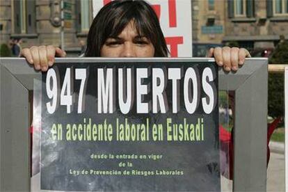 Una participante en una concentración sindical en Bilbao en protesta por la siniestralidad laboral.