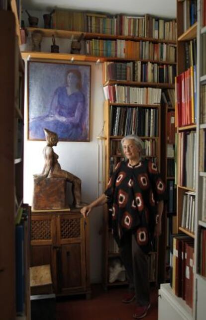 La poeta y traductora Clara Janés, en un rincón de su biblioteca en su domicilio de Madrid en una imagen de 2011.