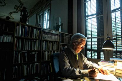 El arquitecto Oriol Bohigas, en su casa en la plaza Reial de Barcelona, en una imagen de 2010.