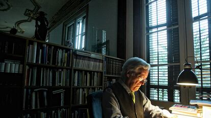 El arquitecto Oriol Bohigas, en su casa en la plaza Reial de Barcelona, en una imagen de 2010.