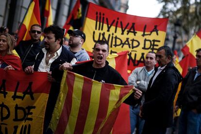 Un hombre sostiene una bandera catalana durante una protesta de un grupo de ultraderecha en Barcelona.
