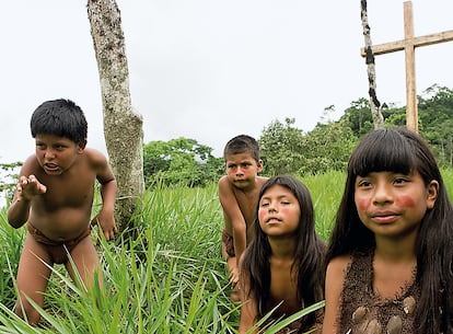 'También la lluvia', es una película dentro de otra película. Narra el rodaje de un filme de época en torno al mito de Cristóbal Colón. Todo en 2000, cuando la población de Bolivia se levantó contra una poderosa empresa y recuperó un bien básico: el agua