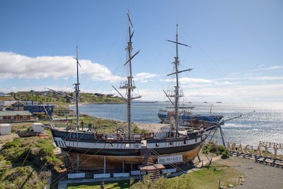 Réplica a tamaño real del HMS Beagle de Charles Darwin, en el Museo Nao Victoria de Punta Arenas, Chile, dedicado a la historia marítima.