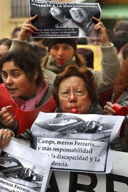 Familiares de personas dependientes, ayer, durante la protesta ante el Palau de la Generalitat.