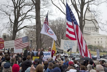 Senadores republicanos adscritos al Tea Party se manifestaron el pasado jueves en Washington en favor del recorte del gasto público.