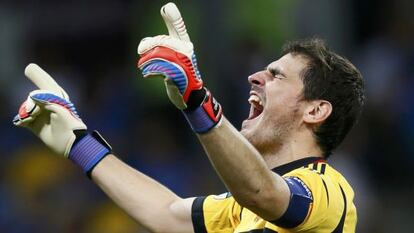 Casillas celebra uno de los goles de España.