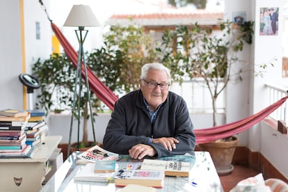 Pablo Osés Azcona, rodeado de libros y con su hamaca detrás en su casa de Fuengirola.