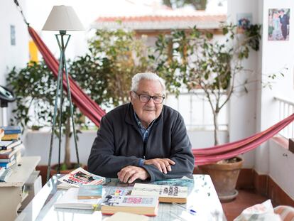 Pablo Osés Azcona, rodeado de libros y con su hamaca detrás en su casa de Fuengirola.