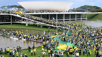 Seguidores del expresidente de Brasil Jair Bolsonaro invadían el domingo la sede del Congreso del país, en Brasilia.