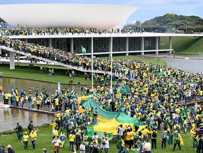Seguidores del expresidente de Brasil Jair Bolsonaro invadían el domingo la sede del Congreso del país, en Brasilia.