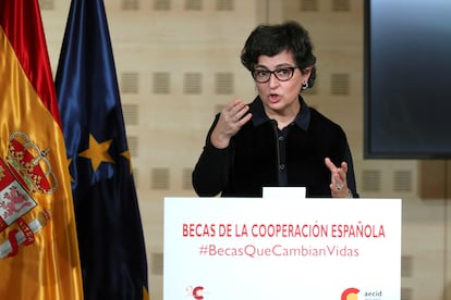 La ministra de Asuntos Exteriores, Arancha González Laya, interviene durante la presentación de las "Becas de la Cooperación Española #becascambianvidas", este miércoles en el Palacio de Viana en Madrid.