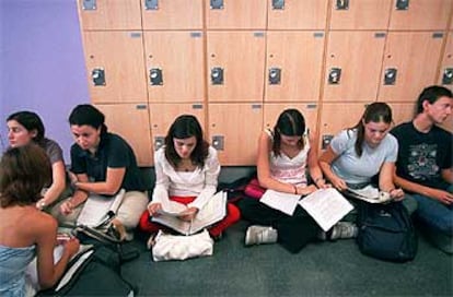 Estudiantes repasando sus apuntes poco antes de los exámenes de selectividad del pasado junio, en Madrid.