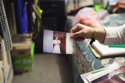 La madre de Karla sostiene una fotografía de su hija.