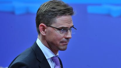 El primer ministro finland&eacute;s, Jyrki Katainen, a su salida de la cumbre de Bruselas de la pasada semana.