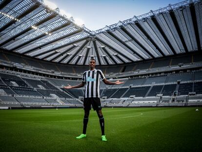 Alexander Isak en su presentación con el Newcastle este viernes.