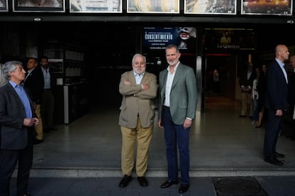 El rey Felipe VI asiste al estreno de la película documental 'Hispanoamérica', dirigida por José Luis López-Linares.