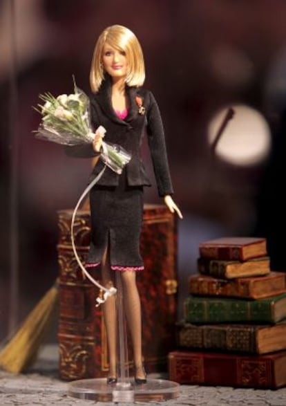 Uma boneca Barbie com a cara da escritora J. K Rowling.