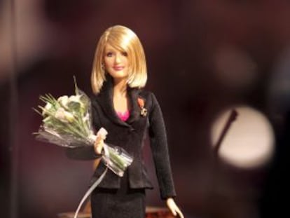 Uma boneca Barbie com a cara da escritora J. K Rowling.