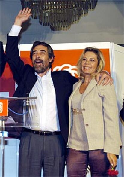 Juan Alberto Belloch celebra la victoria con su esposa.