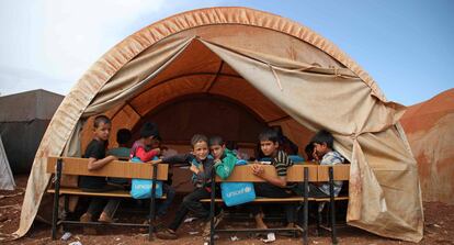 Un grupo de desplazados sirios es fotografiado en una de las clases.