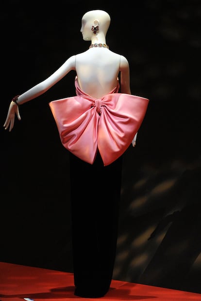 La referencia de Yves Saint Laurent, uno de los pioneros contemporáneos en esto de los lazos rosas XXL, es inevitable. Aunque, por supuesto, estos adornos ya habían aparecido en vestidos de época y diseñadores como Lanvin o Schiaparelli los habían utilizado en sus creaciones, la colección de Alta Costura otoño/invierno 1983-1984 del maestro francés cautivó a la crítica. Su vestido con lazada en la espalda se ha convertido en uno de sus más icónicos y reconocibles. Ha protagonizado la cartelería de algunas de sus retrospectivas y estuvo expuesto en la muestra del Met dedicada al camp.